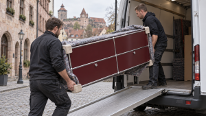 Möbelhelfer verladen ein geschütztes USM Haller Sideboard für den Umzug